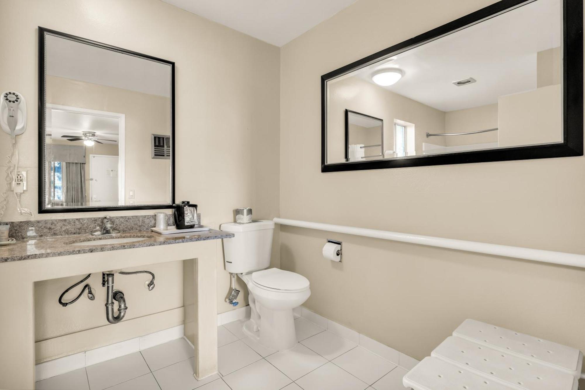 Scottish Fairway Inn Монтерей Экстерьер фото